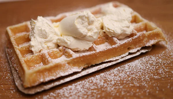 Şekerli ve kremalı Belçika Waffle 'ı