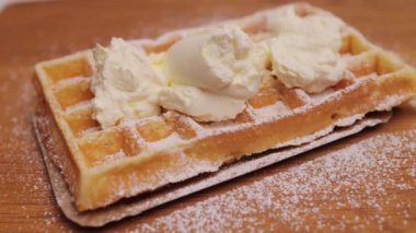 Taze pişmiş Belçika Waffel 'i, şekerli ve kremalı.