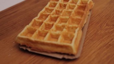 Yavaş çekimde Belçika waffle 'ının üzerine şekerleme serpin.