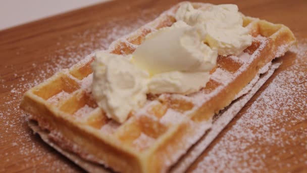 Freshly baked Belgian Waffel with sugar and whipped cream — Stockvideo