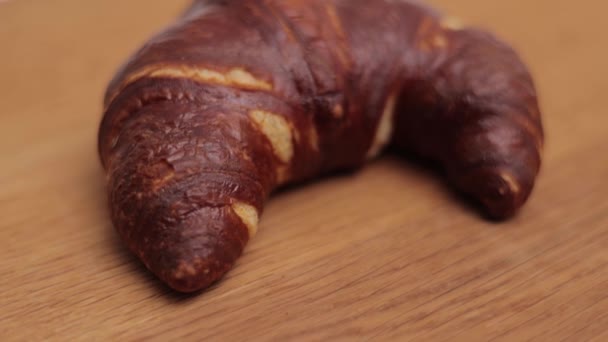 Freshly baked French croissant - close up shot — Vídeos de Stock