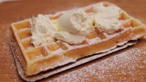 Freshly baked Belgian Waffel with sugar and whipped cream — Vídeo de stock
