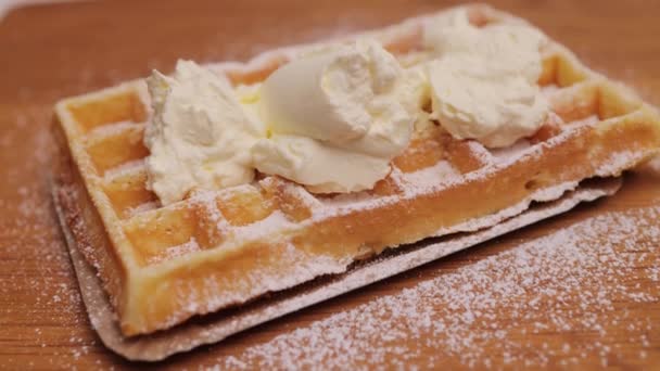 Frissen sült belga gofri cukorral és tejszínhabbal — Stock videók