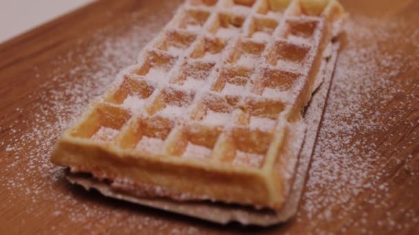 Ajouter de la crème fouettée à une gaufre belge avec du sucre — Video