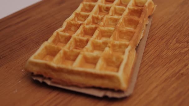 Sprinkle icing sugar over a Belgian waffle in slow motion — Stockvideo