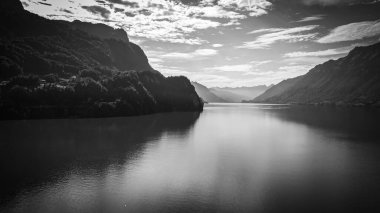 İsviçre 'deki Brienz Gölü' nün mavi sularıyla