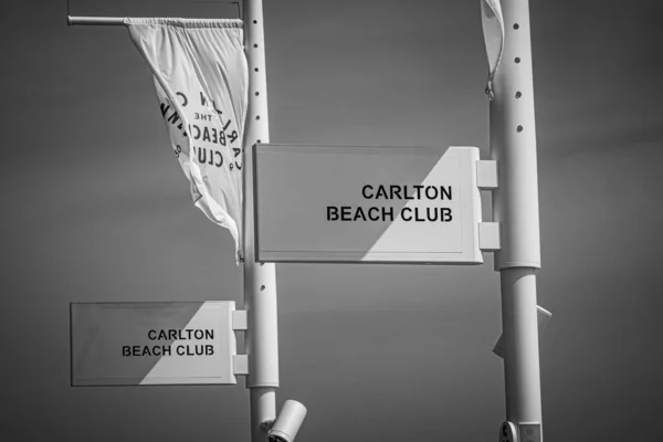 Les clubs de plage de la Croisette à Cannes - VILLE DE CANNES, FRANCE - 12 JUILLET 2020 — Photo