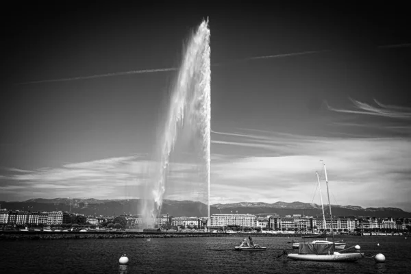 La célèbre fontaine sur le lac Léman - GENÈVE, SUISSE - 8 JUILLET 2020 — Photo
