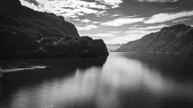 İsviçre 'deki Brienz Gölü' nün mavi sularıyla