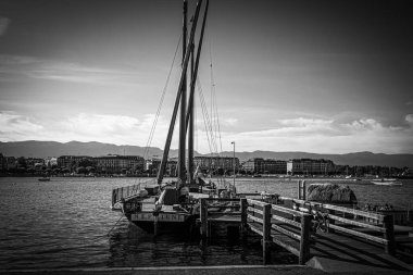 İsviçre Cenevre Cenevre 'deki Cenevre Gölü' nde yelkenli teknesi - GENEVA, SWitzERLAND - 8 Temmuz 2020