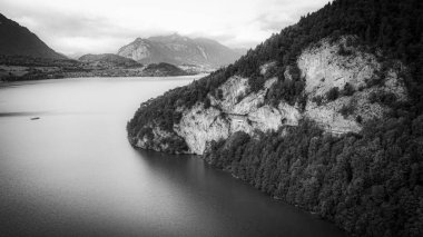İsviçre 'de Thun Gölü boyunca panoramik cadde