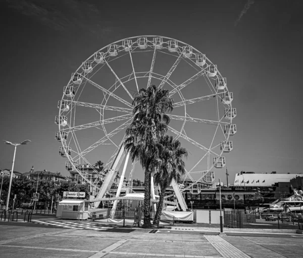 Ferris wheel in Cannes at the Croisette - CITY OF CANNES, FRANCE - JULY 12, 2020 — Stock Photo, Image