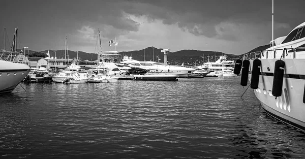 Berühmter Hafen von Saint Tropez- ST TROPEZ, FRANKREICH - 13. JULI 2020 — Stockfoto