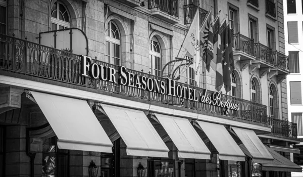 Четыре сезона Отель в городе Женева - ГЕНЕВА, ШВЕЙЦАРИЯ - 8 ИЮЛЯ 2020 — стоковое фото