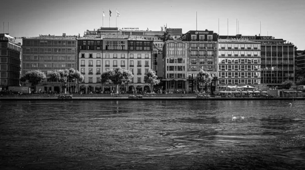 Cidade de Genebra e Lago de Genebra na Suíça - GENEVA, SUÍÇA - 8 de julho de 2020 — Fotografia de Stock