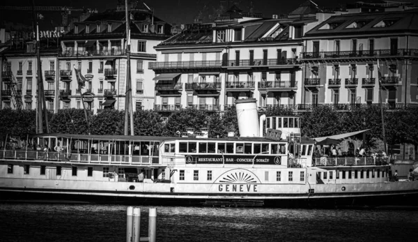 Barca turistica sul Lago di Ginevra - GENEVA, SVIZZERA - 8 LUGLIO 2020 — Foto Stock