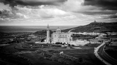 Gozo 'daki Basilica Ta Pinu üzerinde hava manzarası - ulusal bir tapınak