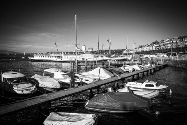 Boote auf dem Genfer See im Sommer - GENF, SCHWEIZ - 8. JULI 2020 — Stockfoto