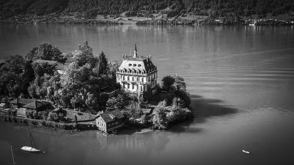Seeburg kasteel in Iseltwald Zwitserland aan het Brienzermeer — Stockfoto