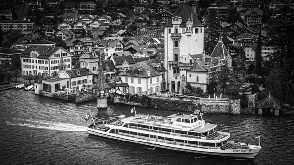 İsviçre 'deki Thun Gölü' nde ünlü Oberhofen Şatosu — Stok fotoğraf