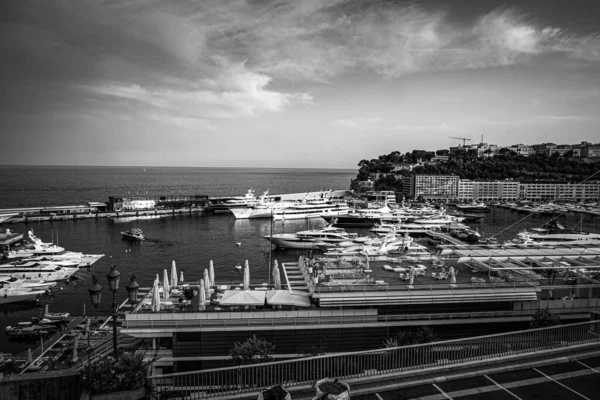 Hamnen i Monte Carlo i Monaco - Månadens stad CARLO, Monaco - 11 juli 2020 — Stockfoto