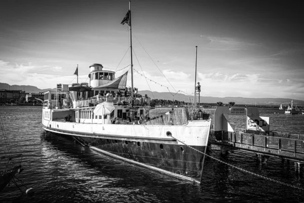 Barcos en el lago de Ginebra a la hora de verano - GINEBRA, SUIZA - 8 de julio de 2020 — Foto de Stock