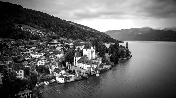 Bellissimo lago di Thun nelle Alpi svizzere — Foto Stock