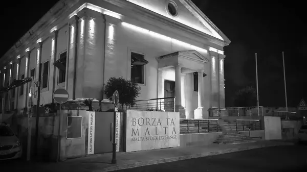 Malta Bolsa de Valores em Valletta à noite - MALTA, MALTA - MARÇO 5, 2020 — Fotografia de Stock