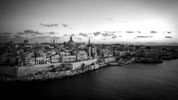 Malta 'nın başkenti Valletta üzerindeki hava manzarası