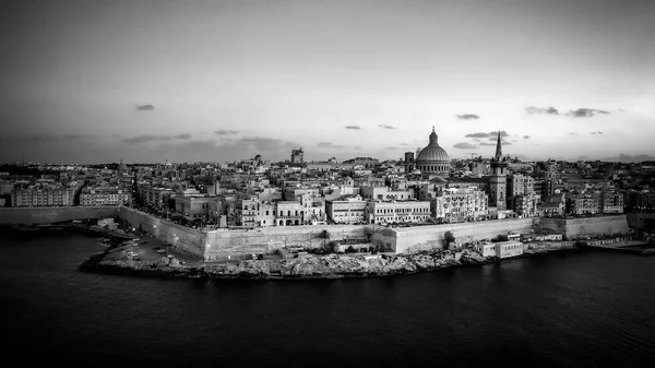 A capital de Malta - Valletta à noite — Fotografia de Stock