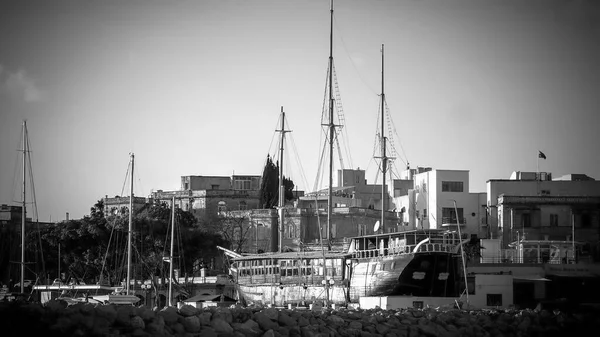 Navio de vela Black Pearl no porto de Valletta Sliema - MALTA, MALTA - MARÇO 5, 2020 — Fotografia de Stock