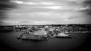 Barrakka Gardens - MALTA, MALTA - 5 Mart 2020 tarihli Valletta Malta 'daki üç şehir üzerindeki hava manzarası