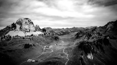 İsviçre Alplerinde Schynige Platte adında popüler bir dağdır.