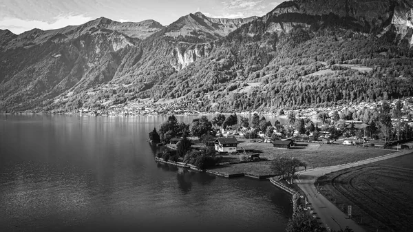 Het kristalheldere blauwe water van het Brienzermeer in de Zwitserse Alpen — Stockfoto