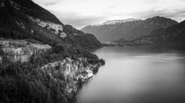 İsviçre 'de Thun Gölü boyunca panoramik cadde
