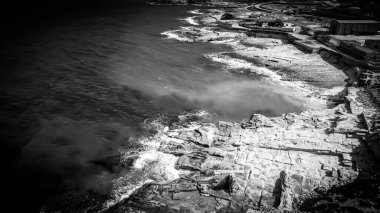 Yukarıdan gelen vahşi okyanus suyu - Kayalara vuran dalgalar