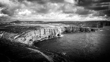 Gozo Malta kıyıları boyunca uçmak - şaşırtıcı doğa