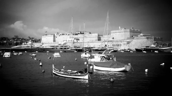 Petits bateaux et gondoles dans la ville de La Valette - MALTE, MALTE - 5 MARS 2020 — Photo