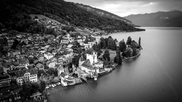 Διάσημο Κάστρο Oberhofen στη λίμνη Thun στην Ελβετία — Φωτογραφία Αρχείου