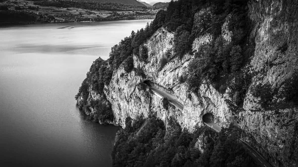 Panoramiczna ulica wzdłuż jeziora Thun w Szwajcarii — Zdjęcie stockowe