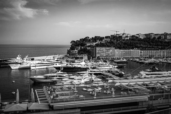 Porto de Monte Carlo em Mônaco - CIDADE DE MONTE CARLO, MONACO - JULHO 11, 2020 — Fotografia de Stock