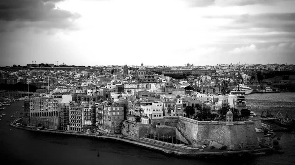 Aerial view over the 3 cities in Valletta Malta from Barrakka Gardens - MALTA, MALTA - MARCH 5, 2020 — Stock Photo, Image
