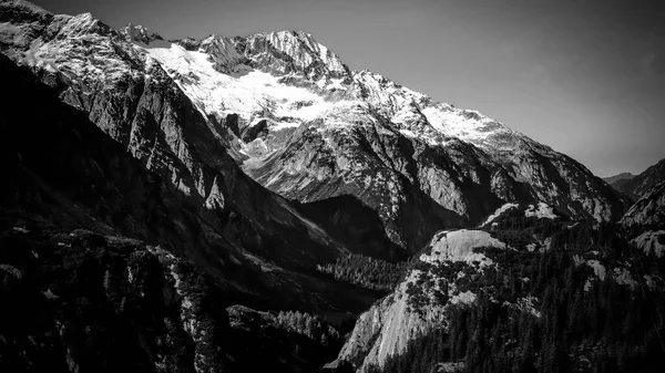Le paysage exceptionnel des Alpes suisses en Suisse — Photo