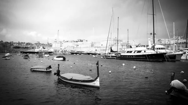 Valletta市的小船和贡多拉号-- -- MALTA，MALTA -- -- 2020年3月5日 — 图库照片