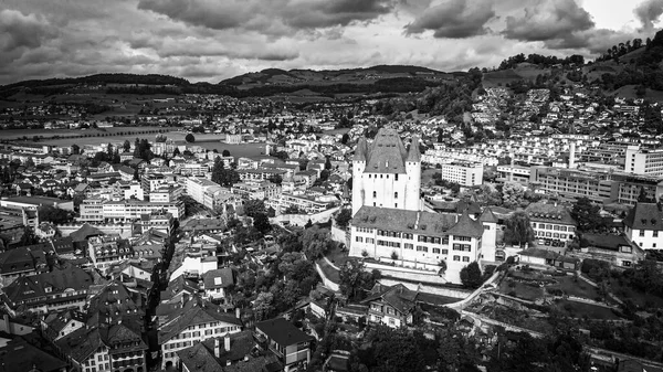 Vue aérienne sur la ville de Thoune en Suisse — Photo
