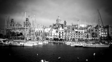 Valletta Grand Harbour Bölgesi güneşli bir günde - MALTA, MALTA - 5 Mart 2020