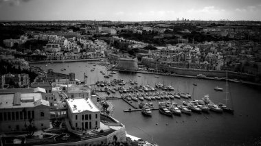 Güzel Rinella Körfezi Malta 'dan yukarıdan