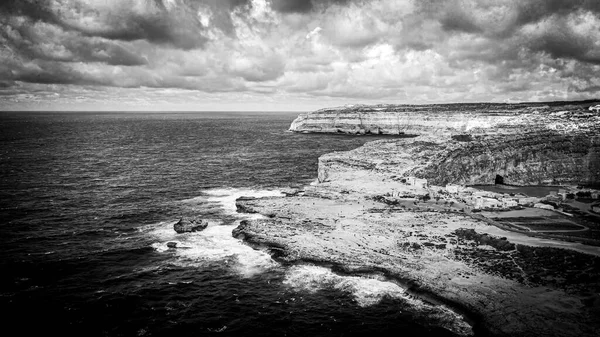Gozo Malta adasındaki Dwerja Körfezi üzerinde hava manzarası — Stok fotoğraf