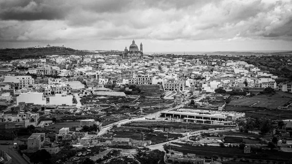 Gozo legnagyobb temploma a Xewkija Rotunda. — Stock Fotó