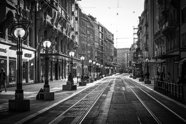 Leere Straßen im Stadtzentrum von Genf zu Zeiten von Corona und Covid 19 - GENF, SCHWEIZ - 8. JULI 2020 — Stockfoto